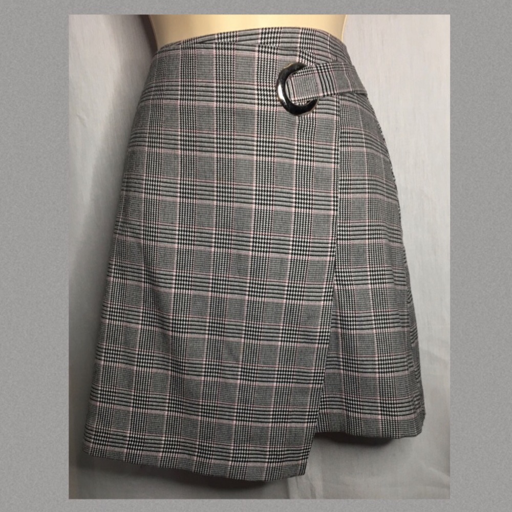 *Tokito* Size 12 plaid/houndstooth asymmetrical skirt. - Picture 10 of 10